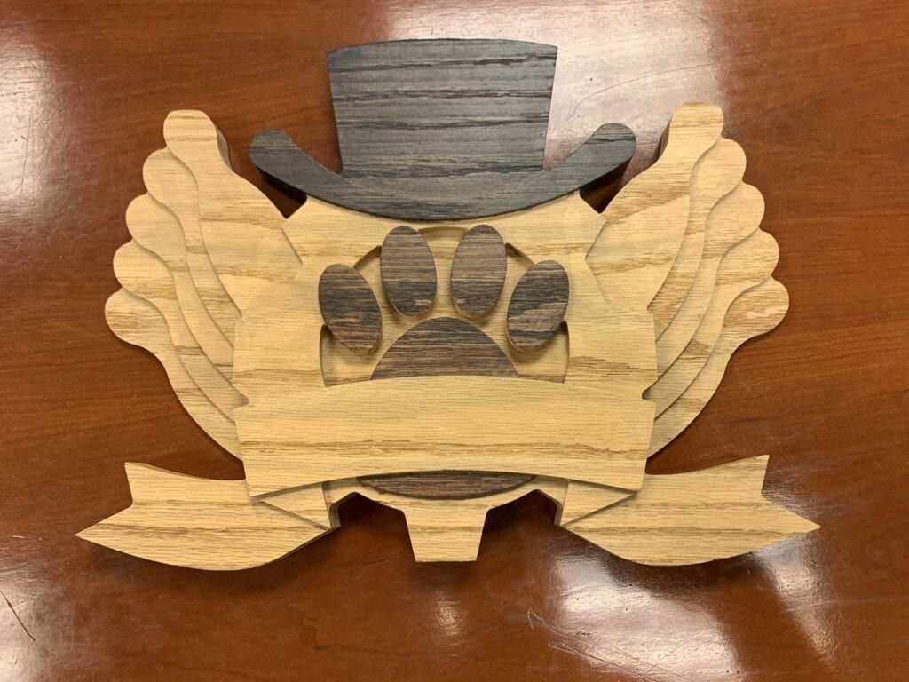 Wood carving with a paw and top hat